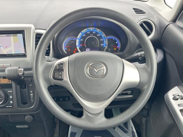 �C���e���A�ɍ��킹���f�U�C���̃X�e�A�����O�́A�^�]�������̂��Ƃ��l���A�^�]���₷���`��A�傫���ł��B�����x�A���ۂɐG���Ă��m���߂��������B