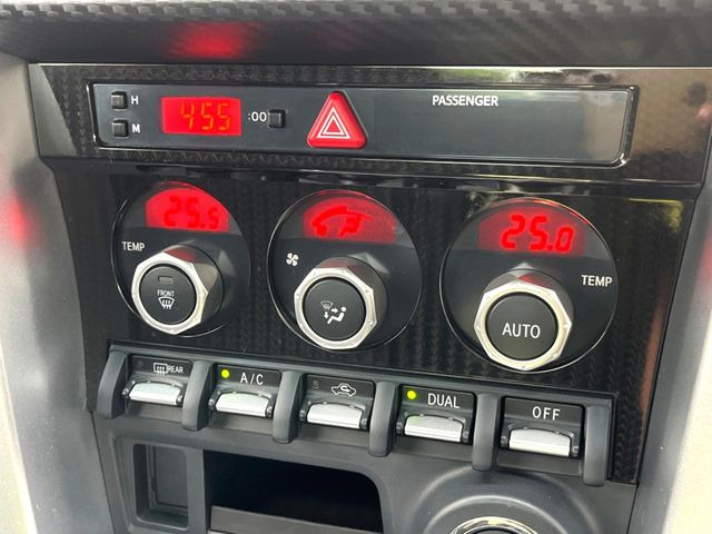 【左右独立型フルオートエアコン】運転席と助手席でそれぞれお好みの温度に設定可能。同乗者にも配慮した、快適な空調をお届け致します。