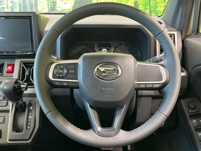 【純正革巻きステアリング】上質な革を使用することで、手にしっかり馴染みとても運転しやすいハンドルです♪