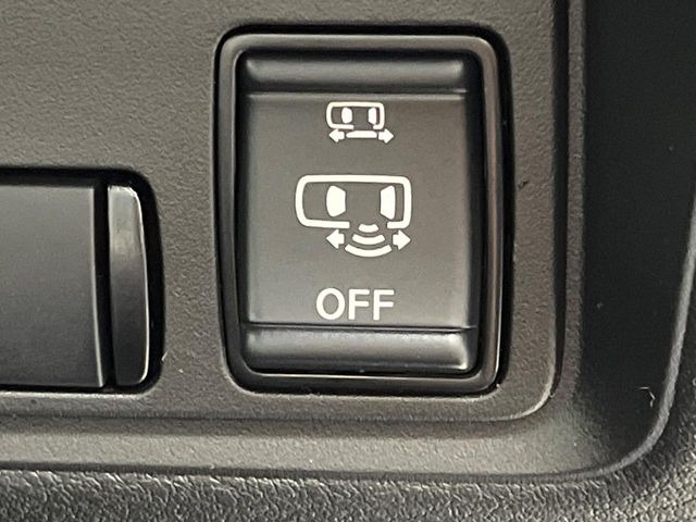 【ハンズフリー機能付き両側パワースライドドア】スライドドアの下に足先を入れてすぐ引くと、自動的にスライドドアが開閉します!荷物で両手がふさがった状態でも、ドアの開閉ができてとっても便利!