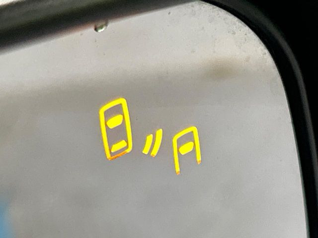 【リヤビークルディティクション】走行中、ドアミラーの死角になりやすい箇所に後続車が接近するとサイドミラー付近に警告を表示、ドライバーに注意喚起と、万一の際はハンドル操作をアシストをします。