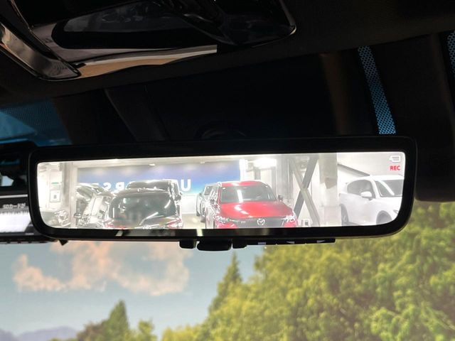 【デジタルインナーミラー】後席の大きな荷物や同乗者で後方が確認しづらい時でも安心!カメラが撮影した車両後方の映像をルームミラー内に表示。クリアな視界で状況の確認が可能です!