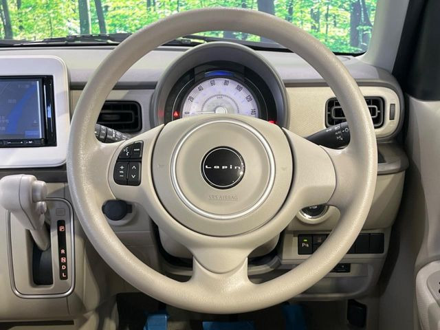 �C���e���A�ɍ��킹���f�U�C���̃X�e�A�����O�́A�^�]�������̂��Ƃ��l���A�^�]���₷���`��A�傫���ł��B�����x�A���ۂɐG���Ă��m���߂��������B