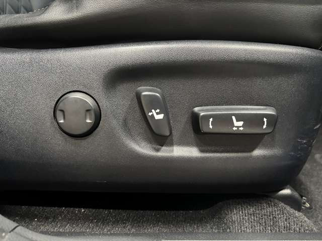 【パワーシート】電動でシートポジションの変更が可能です。手動式より細かくシート設定が可能ですのでより快適な姿勢でドライブを楽しんで頂けるでしょう。