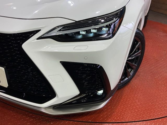 【三眼LEDヘッドライト】スタイリッシュな見た目の三眼LEDヘッドライトを装備♪スタイルだけでなく、夜間の走行も視界良好で安心してお乗りいただけます。