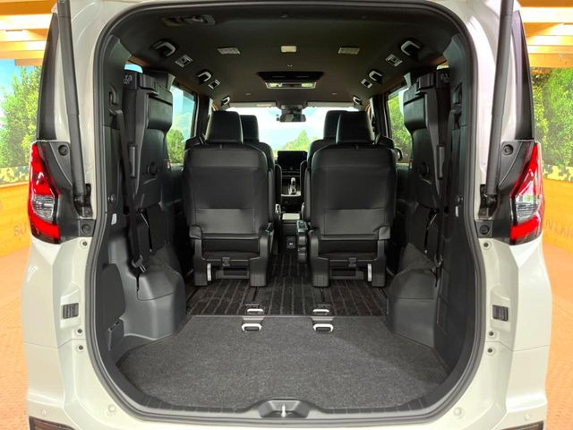 普段のお買い物や通勤、送迎等に十分な荷室スペースを確保しております。セカンドシートを倒すと、大きな荷物の積載も可能です♪