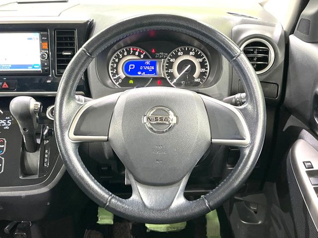 インテリアに合わせたデザインのステアリングは、運転される方のことも考え、運転しやすい形状、大きさです。是非一度、実際に触ってお確かめください。