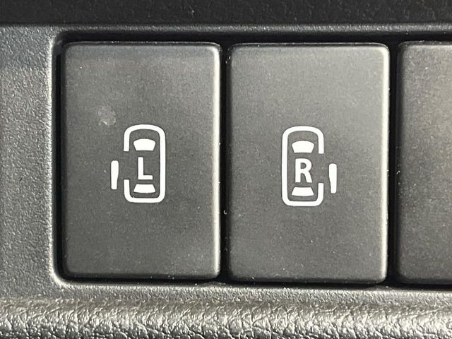【両側パワースライドドア】スマートキーや運転席のスイッチで後席両側スライドドアの開閉が可能♪電動だから力を入れてドアを開ける必要が無く、小さなお子様でも簡単に開け閉めでき快適です♪
