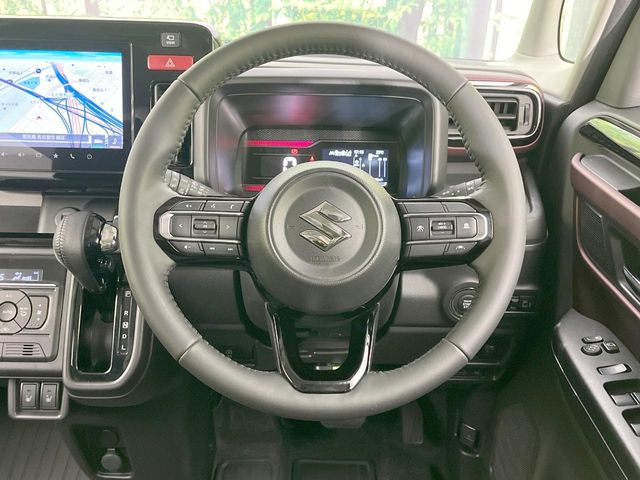 インテリアに合わせたデザインのステアリングは、運転される方のことも考え、運転しやすい形状、大きさです。是非一度、実際に触ってお確かめください。