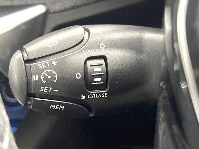 ●アダプティブクルーズコントロール:前の車との車間距離を一定にとりつつ、一定速度で自動走行してくれる次世代のクルーズコントロール!主に高速道路や自動車専用道路で使用する便利な機能です!