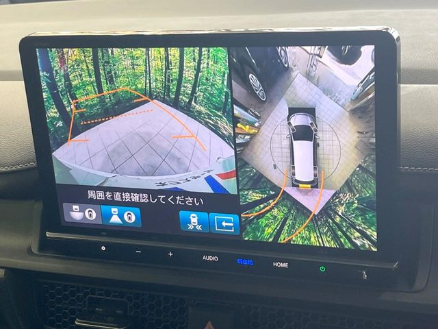 【マルチビューカメラシステム】専用のカメラにより、上から見下ろしたような視点で360度クルマの周囲を確認することができます☆死角部分も確認しやすく、狭い場所での切り返しや駐車もスムーズに行えます。