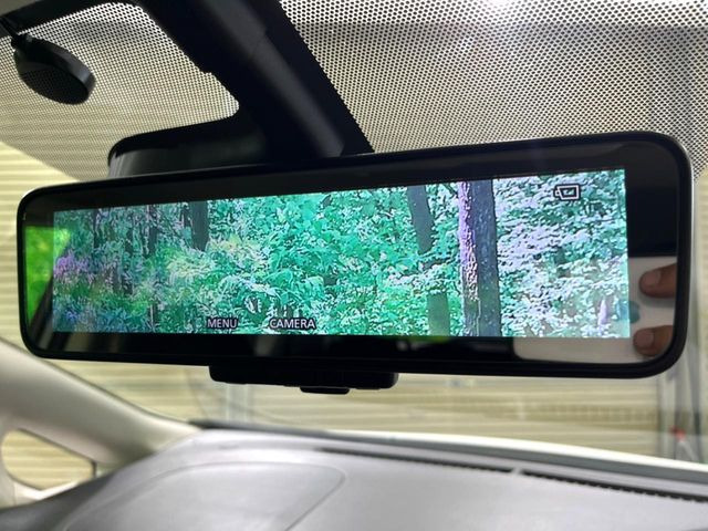 【インテリジェントルームミラー】後席の大きな荷物や同乗者で後方が確認しづらい時でも安心!カメラが撮影した車両後方の映像をルームミラー内に表示。クリアな視界で状況の確認が可能です!