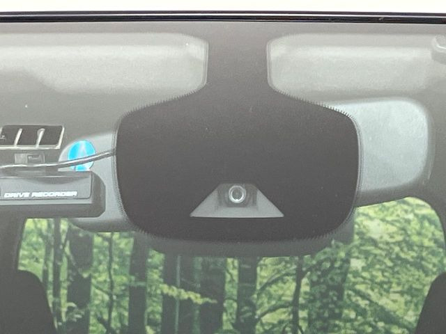 【エマージェンシーブレーキ】走行中に前方の車両等を認識し、衝突しそうな時は警報とブレーキで衝突回避と被害軽減をアシスト。より安全にドライブをお楽しみいただけます。