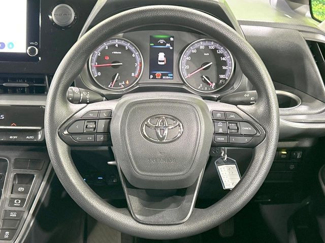 インテリアに合わせたデザインのステアリングは、運転される方のことも考え、運転しやすい形状、大きさです。是非一度、実際に触ってお確かめください。