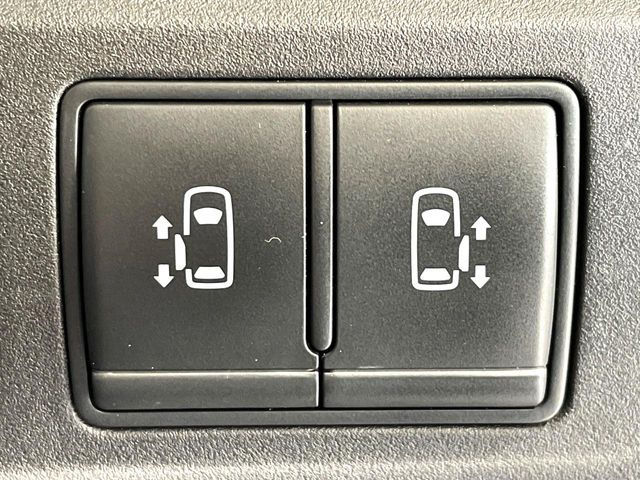 【ハンズフリー機能付き両側パワースライドドア】スライドドアの下に足先を入れてすぐ引くと、自動的にスライドドアが開閉します!荷物で両手がふさがった状態でも、ドアの開閉ができてとっても便利!