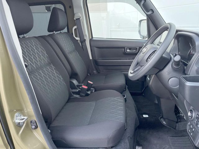 運転席シート廻りは使用感も少なく、良好な状態となっています。丁寧に使われていたことがよくわかりますね。