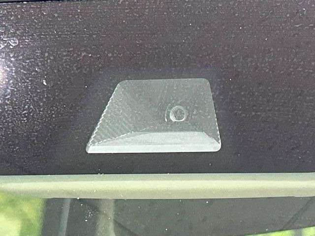 【ホンダセンシング】走行中に前方の車両等を認識し、衝突しそうな時は警報とブレーキで衝突回避と被害軽減をアシスト。より安全にドライブをお楽しみいただけます。