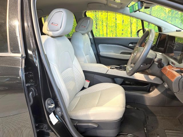 運転席シート廻りは使用感も少なく、良好な状態となっています。前オーナー様が丁寧に使っていたことがよくわかりますね。