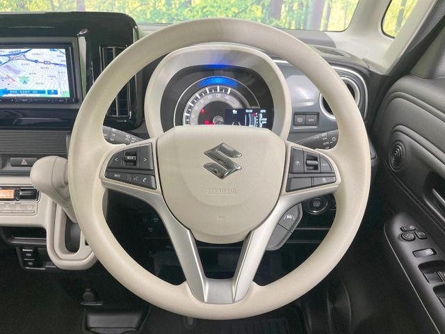 �C���e���A�ɍ��킹���f�U�C���̃X�e�A�����O�́A�^�]�������̂��Ƃ��l���A�^�]���₷���`��A�傫���ł��B�����x�A���ۂɐG���Ă��m���߂��������B