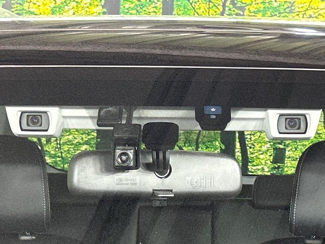 【アイサイトVer3】前方の車両等を検知し、衝突しそうな時は警報で注意を促し、ブレーキを踏む力をサポート。ブレーキを踏めなかった場合は衝突被害軽減ブレーキが作動、衝突回避をサポートします。