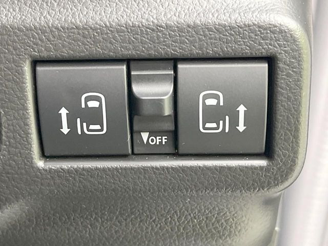 【両側パワースライドドア】スマートキーや運転席のスイッチで後席両側スライドドアの開閉が可能♪電動だから力を入れてドアを開ける必要が無く、小さなお子様でも簡単に開け閉めでき快適です♪