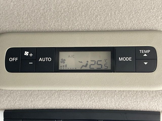 【リアオートエアコン】風量や温度を自動で調整し前席と同様な車内環境にしてくれるリアオートエアコンを装備。夏の暑さも冬の寒さもストレスなく快適にお過ごしいただけます♪