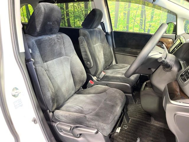 運転席まわりには十分なスペースがあり、大柄な方でもゆったり運転していただける環境です。