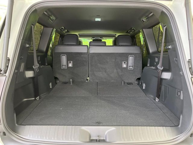 後席を格納すると、これだけの広さが!シーンに合わせたシートアレンジで、大きな荷物も積むことが出来ます♪