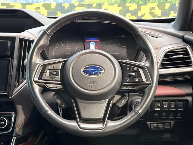 インテリアに合わせたデザインのステアリングは、運転される方のことも考え、運転しやすい形状、大きさです。是非一度、実際に触ってお確かめください。
