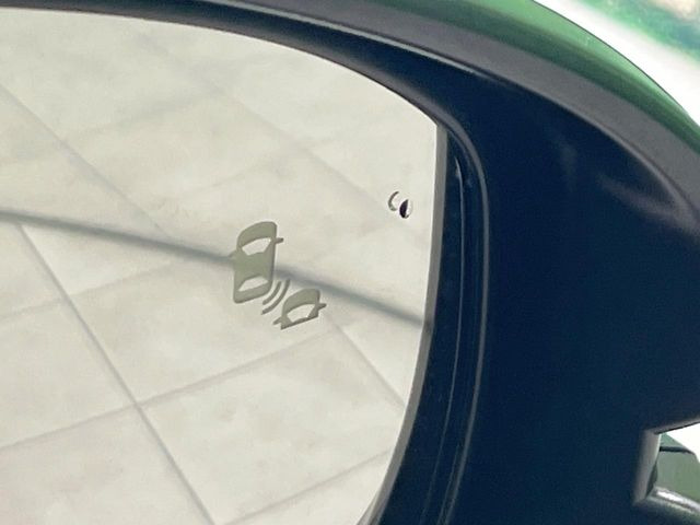 【ブラインドスポットインフォメーション】走行中、ドアミラーの死角になりやすい箇所に後続車が接近するとサイドミラー付近に警告を表示、ドライバーに注意喚起をしてくれます。