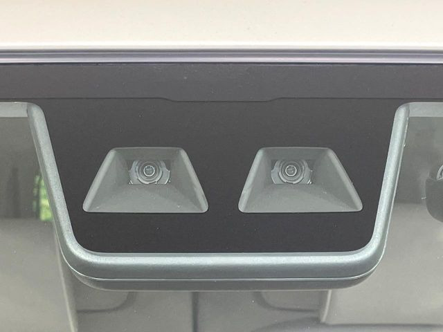 【スマートアシスト】走行中に前方の車両等を認識し、衝突しそうな時は警報とブレーキで衝突回避と被害軽減をアシスト。より安全にドライブをお楽しみいただけます。