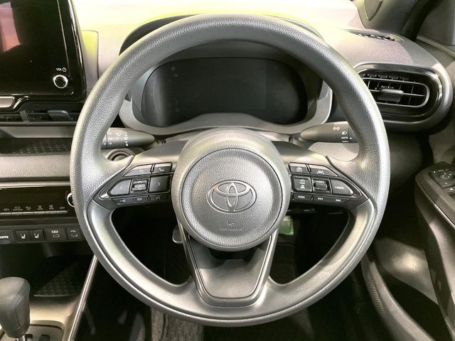 �C���e���A�ɍ��킹���f�U�C���̃X�e�A�����O�́A�^�]�������̂��Ƃ��l���A�^�]���₷���`��A�傫���ł��B�����x�A���ۂɐG���Ă��m���߂��������B