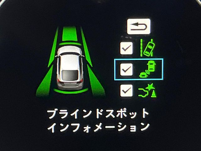 【ブラインドスポットインフォメーション】走行中、ドアミラーの死角になりやすい箇所に後続車が接近するとサイドミラー付近に警告を表示、ドライバーに注意喚起をしてくれます。