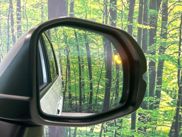 【ブラインドスポットインフォメーション】走行中、ドアミラーの死角になりやすい箇所に後続車が接近するとサイドミラー付近に警告を表示、ドライバーに注意喚起をしてくれます。