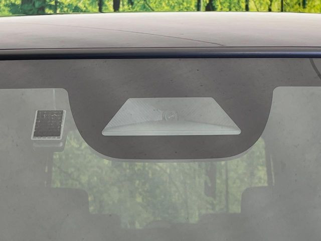 【ホンダセンシング】走行中に前方の車両等を認識し、衝突しそうな時は警報とブレーキで衝突回避と被害軽減をアシスト。より安全にドライブをお楽しみいただけます。