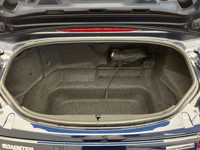 積み下ろしのしやすいデッキにはたっぷりと荷物を積み込んでいただけます。遊びから仕事まで、様々なシーンで頼れます♪