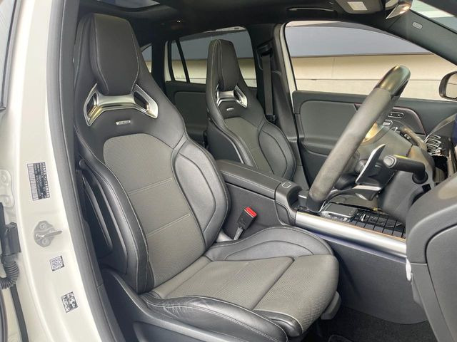 ●前席:ゆったりとしたドライバースペースで、長時間の運転でも快適にお過ごしいただけます。
