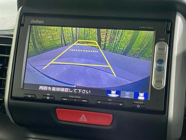 【バックカメラ】駐車時に後方がリアルタイム映像で確認できます。大型商業施設や立体駐車場での駐車時や、夜間のバック時に大活躍!運転スキルに関わらず、今や必須となった装備のひとつです!