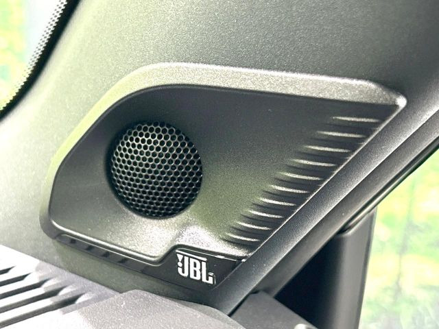 �yJBL�X�s�[�J�[�z�𑕔����Ă���A���y�⃉�W�I�Ȃǂ���荂�����ł��y���݂��������܂��B�N���A�Ŕ��͂̂���T�E���h���ԓ��S�̂ɓ͂��A�h���C�u���̉��y������w���y���݂��������鑕���ł��B