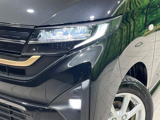 【LEDヘッドライト】悪天候や夜間走行時も良好な視界を確保し安心して運転できる高輝度LEDヘッドライトを装備!点灯速度が早く、消費電力も抑えられています。