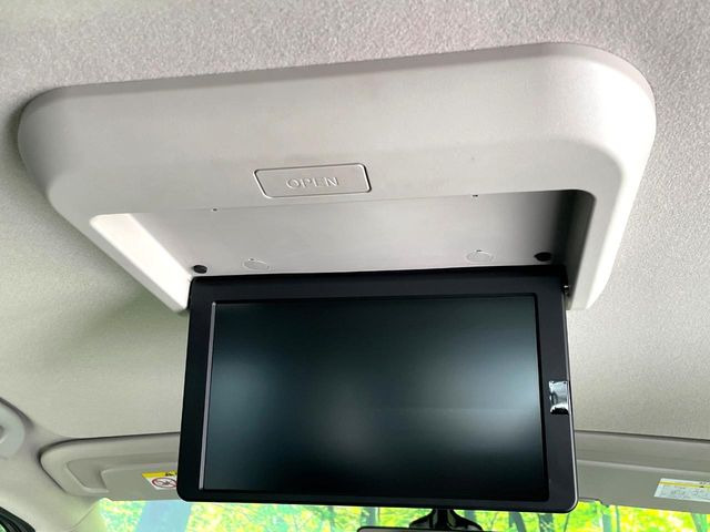 【フリップダウンモニター】大画面モニターで後席でもエンタメをお楽しみいただけます。小さなお子様にも大人気の装備です♪