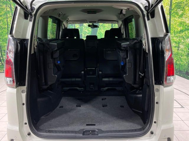 普段のお買い物や通勤、送迎等に十分な荷室スペースを確保しております。セカンドシートを倒すと、大きな荷物の積載も可能です♪