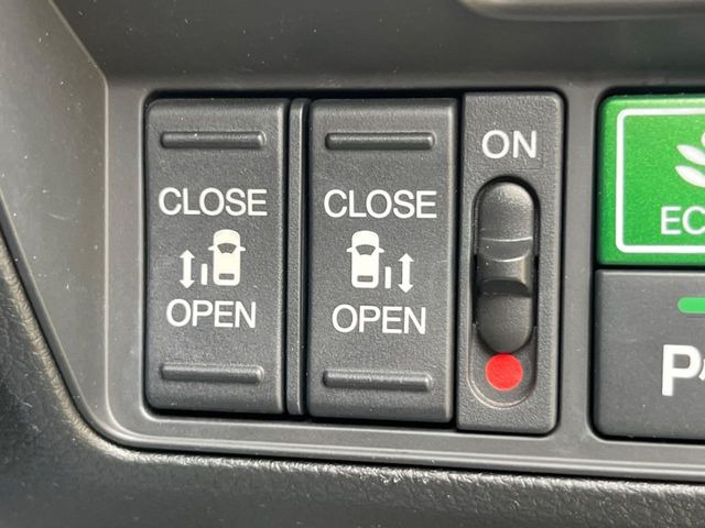 【両側パワースライドドア】スマートキーや運転席のスイッチで後席両側スライドドアの開閉が可能♪電動だから力を入れてドアを開ける必要が無く、小さなお子様でも簡単に開け閉めでき快適です♪