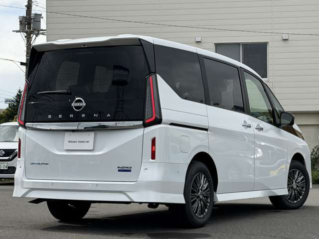 セレナ1.4 e-4ORCE AUTECH ライン NissanConnectインフォテインメントシステム 4WD