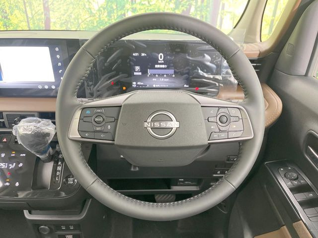 �C���e���A�ɍ��킹���f�U�C���̃X�e�A�����O�́A�^�]�������̂��Ƃ��l���A�^�]���₷���`��A�傫���ł��B�����x�A���ۂɐG���Ă��m���߂��������B