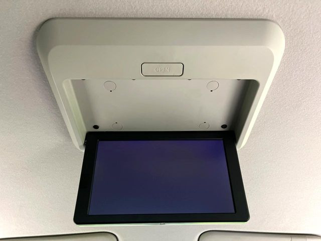 【フリップダウンモニター】大画面モニターで後席でもエンタメをお楽しみいただけます。小さなお子様にも大人気の装備です♪