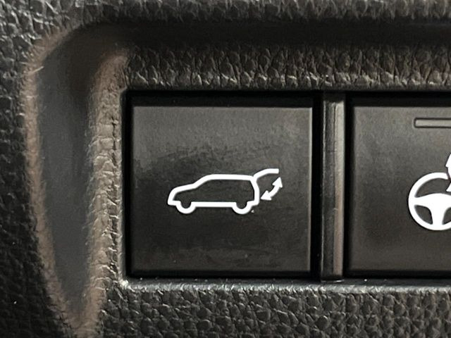 【パワーバックドア】スマートキーや運転席のボタンを押すだけでリアゲートが自動で開閉します!荷物を持っている時や、高い位置にあるバックドアを閉める際に便利な機能です♪