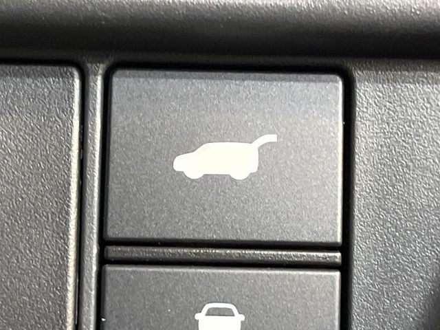 【パワーバックドア】スマートキーや運転席のボタンを押すだけでリアゲートが自動で開閉します!荷物を持っている時や、高い位置にあるバックドアを閉める際に便利な機能です♪