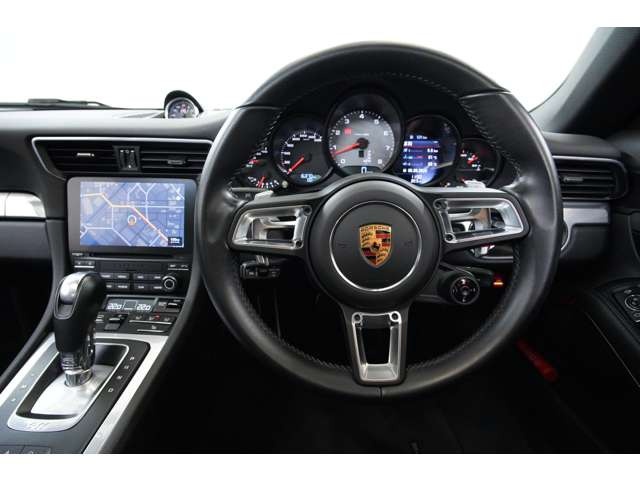 スポーツクロノパッケージ装備車ならではの、ステアリング右下に配されたモードスイッチ。手を離すことなく走行モードを瞬時に切り替えられ、シーンに応じた走りを存分に楽しんでいただけます。