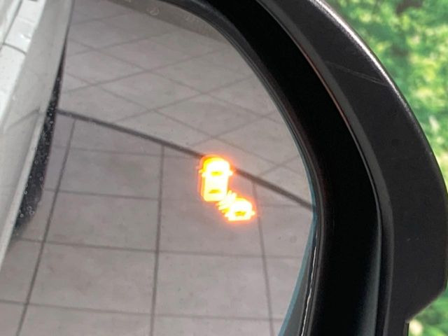 【ブラインドスポットインフォメーション】走行中、ドアミラーの死角になりやすい箇所に後続車が接近するとサイドミラー付近に警告を表示、ドライバーに注意喚起をしてくれます。